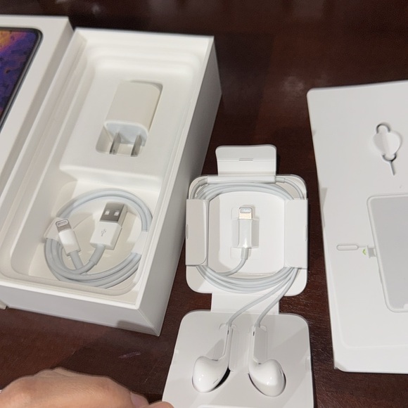 Apple headphonesnes, charger port and wire new apple accessories. Never used box - Picture 3 of 5